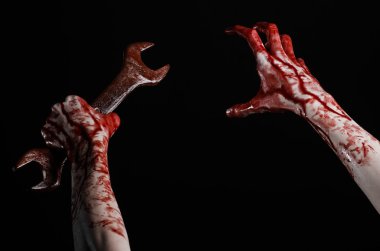 kanlı el devrim tutarak büyük bir İngiliz anahtarı, kanlı anahtarı, büyük anahtar, kanlı Tema, halloween Tema, deli tamirci, katil, psikopat, şiddet, zombiler, izole, siyah arka plan,