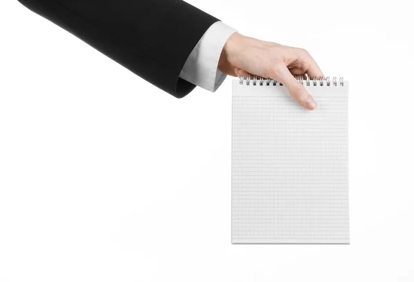 Üzleti és újságíró téma: a kéz, egy újságíró, fekete öltöny kezében egy jegyzetfüzet ceruzával egy elszigetelt fehér background — Stock Fotó