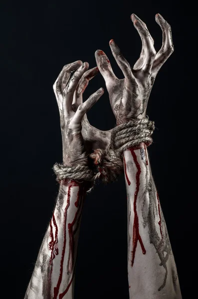 Händer bundna, blodiga händer, lera, rep, på en svart bakgrund, isolerade, kidnappning, zombie, demon — Stockfoto