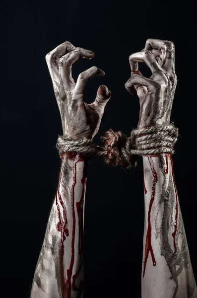 Händer bundna, blodiga händer, lera, rep, på en svart bakgrund, isolerade, kidnappning, zombie, demon — Stockfoto