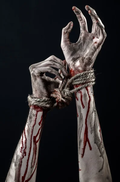 Handen gebonden, bloedend handen, modder, touw, op een zwarte achtergrond, geïsoleerd, ontvoering, zombie, demon — Stockfoto