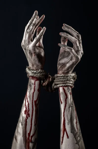 Handen gebonden, bloedend handen, modder, touw, op een zwarte achtergrond, geïsoleerd, ontvoering, zombie, demon — Stockfoto