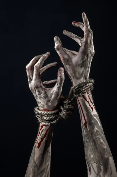 Handen gebonden, bloedend handen, modder, touw, op een zwarte achtergrond, geïsoleerd, ontvoering, zombie, demon — Stockfoto