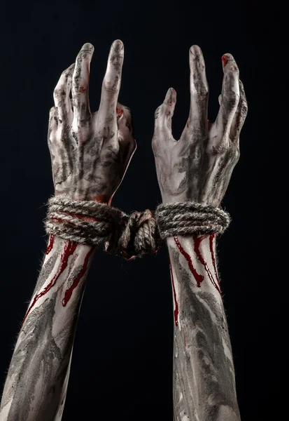 Elleri bağlı, ipe bir siyah arka plan, izole, adam kaçırma, zombi, şeytan eller, çamur, kanlı — Stok fotoğraf