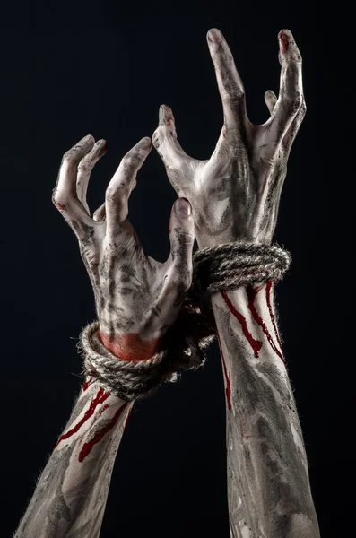 Ręce powiązane, krwawe ręce, błoto, liny, na czarnym tle, na białym tle, porwanie, zombie, demon — Zdjęcie stockowe