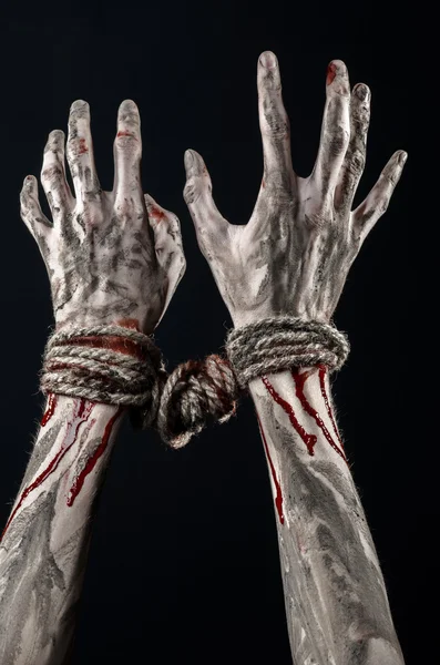 Händer bundna, blodiga händer, lera, rep, på en svart bakgrund, isolerade, kidnappning, zombie, demon — Stockfoto