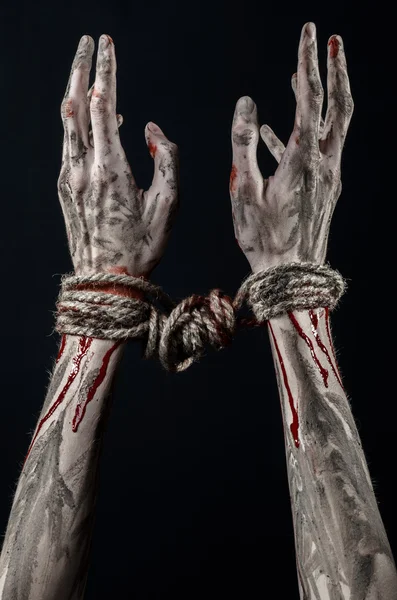 Händer bundna, blodiga händer, lera, rep, på en svart bakgrund, isolerade, kidnappning, zombie, demon — Stockfoto