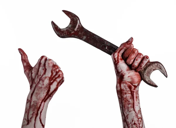 Blutige Hand mit einem großen Schraubenschlüssel, blutiger Schraubenschlüssel, großer Schlüssel, blutiges Thema, Halloween-Thema, verrückter Mechaniker, Mörder, Psycho, Gewalt, Zombies, weißer Hintergrund, isoliert, Revolution — Stockfoto