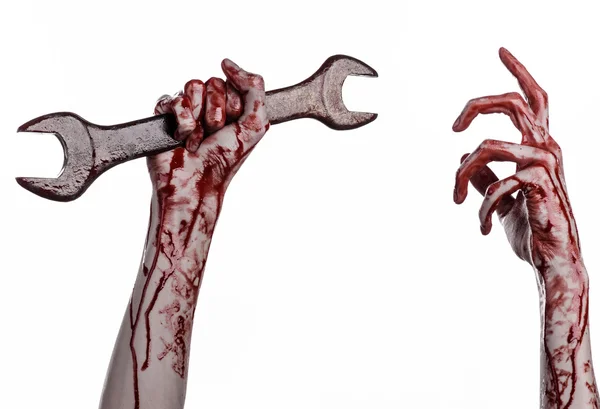 Blodiga handen håller en stor skiftnyckel, blodiga skiftnyckel, big key, blodiga tema, halloween-tema, crazy mekaniker, mördare, psycho, våld, zombies, vit bakgrund, isolerad, revolution — Stockfoto