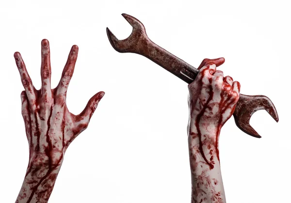 Bloedige hand met een grote moersleutel, bloedige moersleutel, grote sleutel, bloedige thema, halloween thema, gek mechanic, moordenaar, psycho, geweld, zombies, witte achtergrond, geïsoleerd, revolutie — Stockfoto