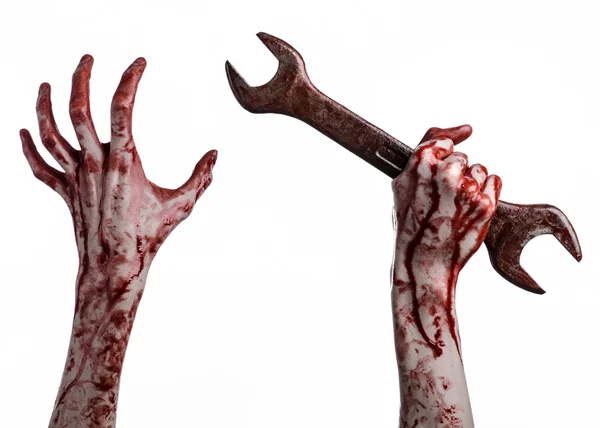 Blutige Hand mit einem großen Schraubenschlüssel, blutiger Schraubenschlüssel, großer Schlüssel, blutiges Thema, Halloween-Thema, verrückter Mechaniker, Mörder, Psycho, Gewalt, Zombies, weißer Hintergrund, isoliert, Revolution — Stockfoto