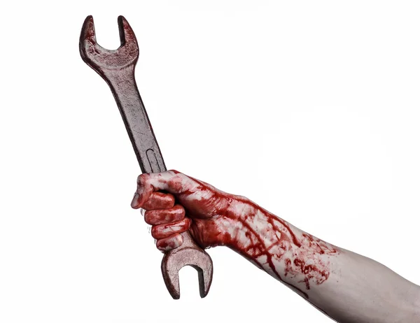 Blutige Hand mit einem großen Schraubenschlüssel, blutiger Schraubenschlüssel, großer Schlüssel, blutiges Thema, Halloween-Thema, verrückter Mechaniker, Mörder, Psycho, Gewalt, Zombies, weißer Hintergrund, isoliert, Revolution — Stockfoto