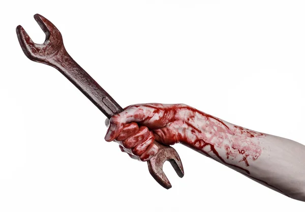 Bloedige hand met een grote moersleutel, bloedige moersleutel, grote sleutel, bloedige thema, halloween thema, gek mechanic, moordenaar, psycho, geweld, zombies, witte achtergrond, geïsoleerd, revolutie — Stockfoto