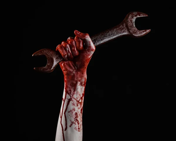 Sangrienta mano sosteniendo una gran llave, llave sangrienta, gran llave, tema sangriento, tema de Halloween, mecánico loco, asesino, psicópata, violencia, zombis, fondo negro, aislado, revolución — Foto de Stock