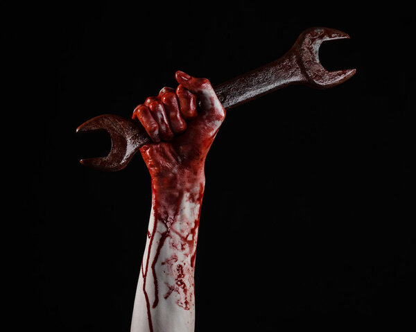 кровавая рука держит большой гаечный ключ, кровавый гаечный ключ, большой ключ, кровавая тема, Хэллоуин тема, сумасшедший механик, убийца, психопат, насилие, зомби, черный фон, изолированные, революция
