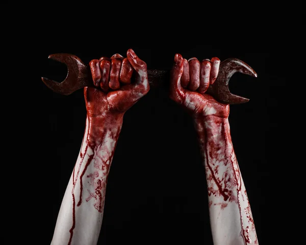 Blutige Hand mit großem Schraubenschlüssel, blutigem Schraubenschlüssel, großem Schlüssel, blutigem Thema, Halloween-Thema, verrücktem Mechaniker, Mörder, Psycho, Gewalt, Zombies, schwarzem Hintergrund, isoliert, Revolution — Stockfoto