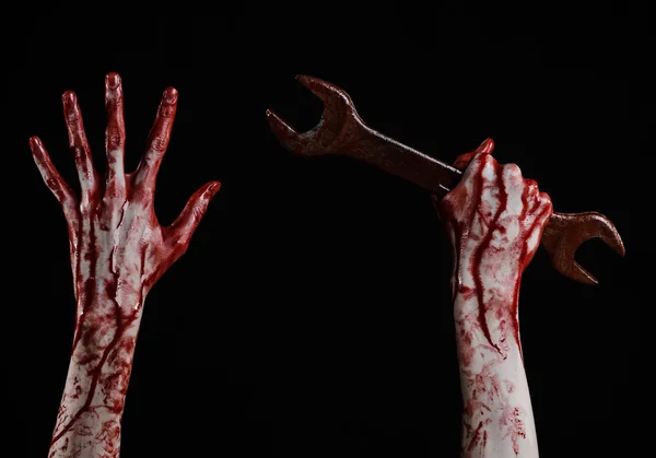 Blutige Hand mit großem Schraubenschlüssel, blutigem Schraubenschlüssel, großem Schlüssel, blutigem Thema, Halloween-Thema, verrücktem Mechaniker, Mörder, Psycho, Gewalt, Zombies, schwarzem Hintergrund, isoliert, Revolution — Stockfoto