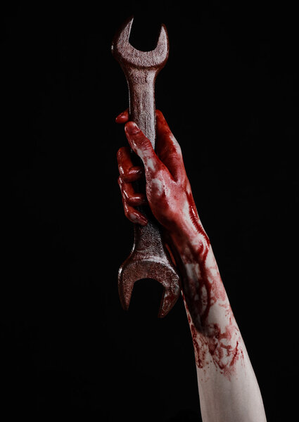 кровавая рука держит большой гаечный ключ, кровавый гаечный ключ, большой ключ, кровавая тема, Хэллоуин тема, сумасшедший механик, убийца, психопат, насилие, зомби, черный фон, изолированные, революция
