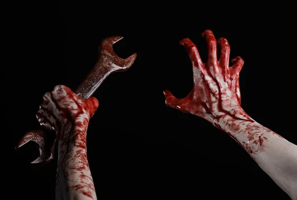 Blutige Hand mit großem Schraubenschlüssel, blutigem Schraubenschlüssel, großem Schlüssel, blutigem Thema, Halloween-Thema, verrücktem Mechaniker, Mörder, Psycho, Gewalt, Zombies, schwarzem Hintergrund, isoliert, Revolution — Stockfoto