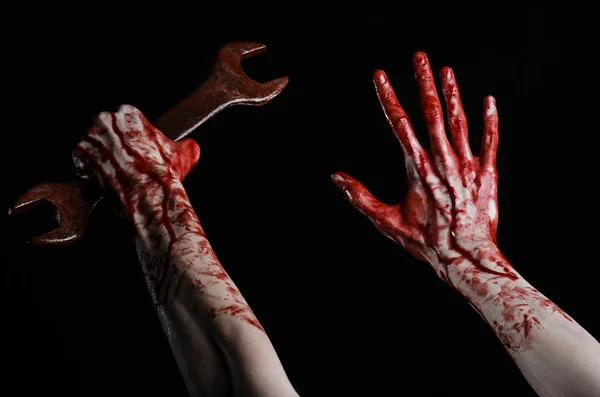 Mão sangrenta segurando uma chave grande, chave sangrenta, chave grande, tema sangrento, tema de Halloween, mecânico louco, assassino, psico, violência, zumbis, fundo preto, isolado, revolução — Fotografia de Stock