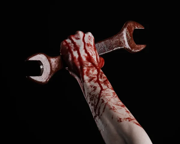 Αιματηρή χέρι που κρατά ένα μεγάλο γαλλικό κλειδί, αιματηρή γαλλικό κλειδί, μεγάλο κλειδί, αιματηρή θέμα, θέμα αποκριών, τρελό μηχανικός, δολοφόνος, ψυχο, βία, ζόμπι, μαύρο φόντο, απομονωμένος, επανάσταση — Φωτογραφία Αρχείου