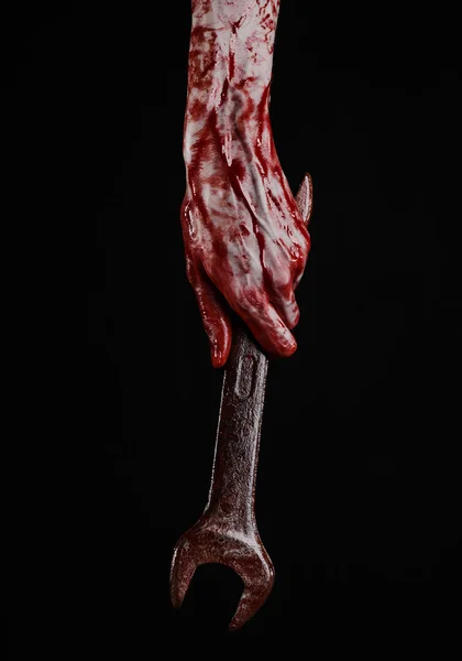 Sangrienta mano sosteniendo una gran llave, llave sangrienta, gran llave, tema sangriento, tema de Halloween, mecánico loco, asesino, psicópata, violencia, zombis, fondo negro, aislado, revolución —  Fotos de Stock