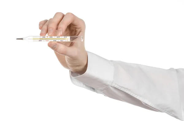 医療テーマ: 白い背景の患者の温度を測定する温度計を持っている医師の手 — ストック写真