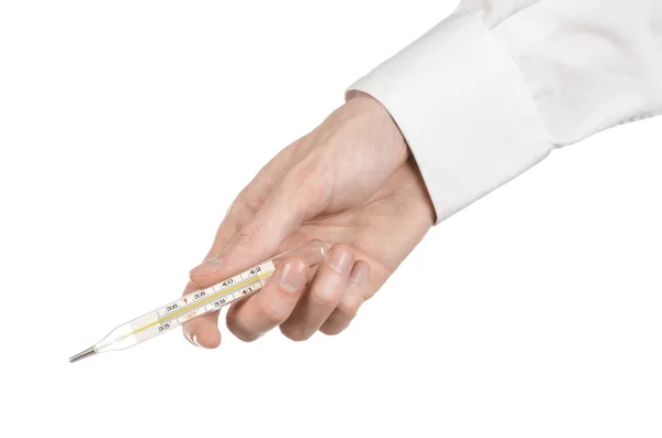 Медична тема: рука лікаря тримає термометр для вимірювання температури пацієнта на білому тлі — стокове фото