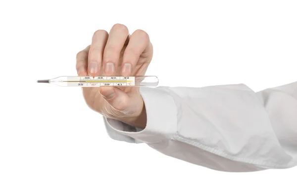Ιατρικό θέμα: γιατρού χέρι εκμετάλλευση ένα θερμόμετρο για τη μέτρηση της θερμοκρασίας του ασθενούς σε λευκό φόντο — Φωτογραφία Αρχείου