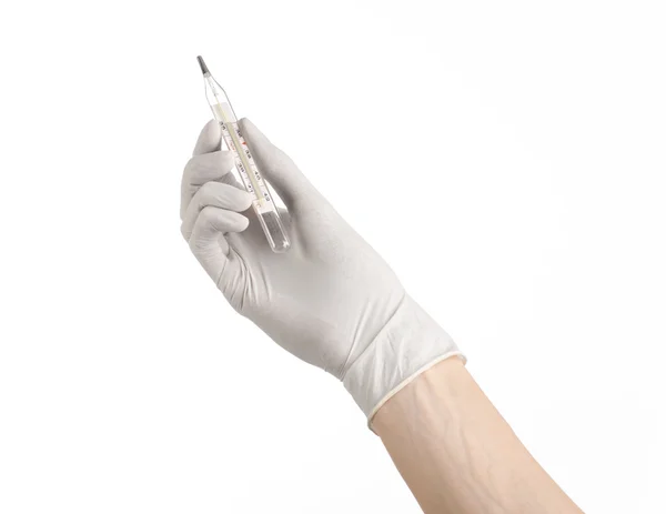 Медицинская тема: рука врача в белых перчатках с термометром для измерения температуры пациента на белом фоне — стоковое фото