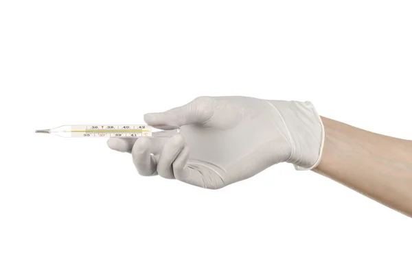 Tema medico: mano del medico in guanti bianchi con un termometro per misurare la temperatura del paziente su uno sfondo bianco — Foto Stock