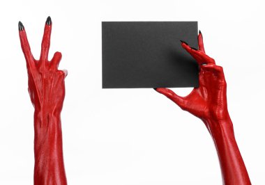 Halloween Tema: kırmızı şeytan el siyah çivi beyaz bir arka plan üzerine boş siyah kart tutan