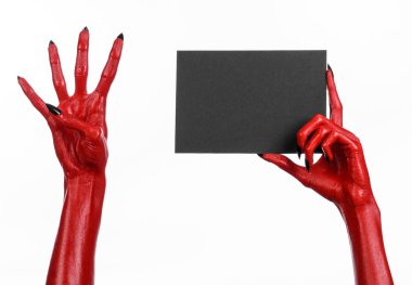 Halloween Tema: kırmızı şeytan el siyah çivi beyaz bir arka plan üzerine boş siyah kart tutan