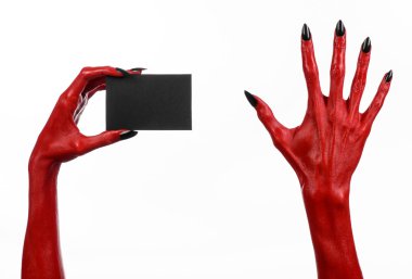 Halloween Tema: kırmızı şeytan el siyah çivi beyaz bir arka plan üzerine boş siyah kart tutan
