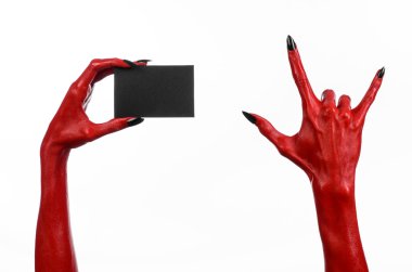Halloween Tema: kırmızı şeytan el siyah çivi beyaz bir arka plan üzerine boş siyah kart tutan