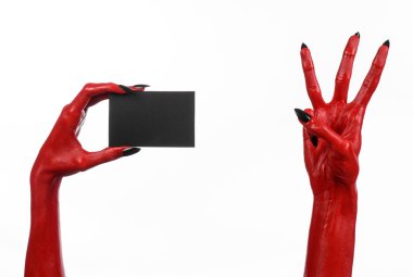 Halloween Tema: kırmızı şeytan el siyah çivi beyaz bir arka plan üzerine boş siyah kart tutan