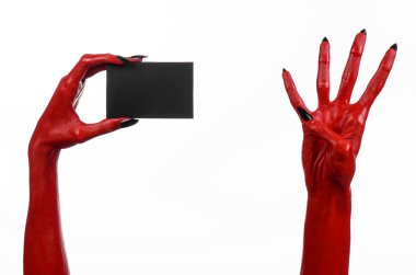 Halloween Tema: kırmızı şeytan el siyah çivi beyaz bir arka plan üzerine boş siyah kart tutan