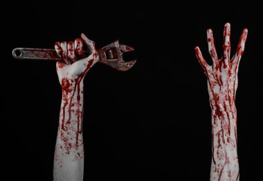 Halloween Tema: siyah arka plan üzerine büyük bir İngiliz anahtarı tutan kanlı el