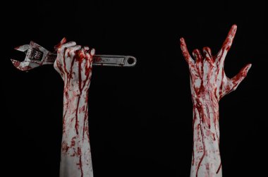 Halloween Tema: siyah arka plan üzerine büyük bir İngiliz anahtarı tutan kanlı el