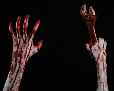 Halloween Tema: siyah arka plan üzerine büyük bir İngiliz anahtarı tutan kanlı el