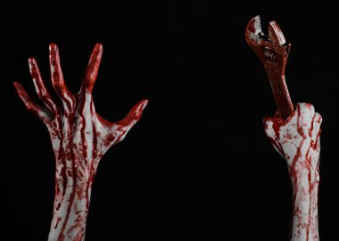 Halloween Tema: siyah arka plan üzerine büyük bir İngiliz anahtarı tutan kanlı el