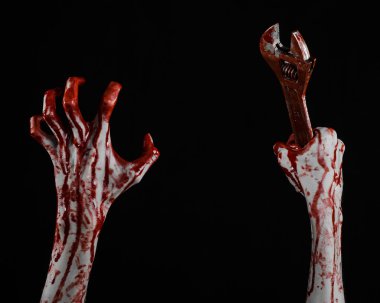 Halloween Tema: siyah arka plan üzerine büyük bir İngiliz anahtarı tutan kanlı el