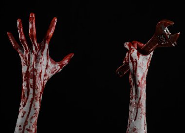 Halloween Tema: siyah arka plan üzerine büyük bir İngiliz anahtarı tutan kanlı el