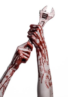Halloween Tema: beyaz bir arka plan üzerinde büyük bir İngiliz anahtarı tutan kanlı el