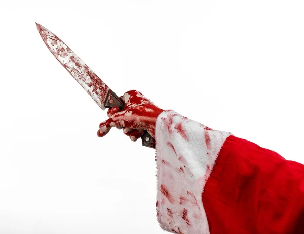 Tema de Navidad y Halloween: Las sangrientas manos de un loco sosteniendo un cuchillo ensangrentado sobre un fondo blanco aislado —  Fotos de Stock