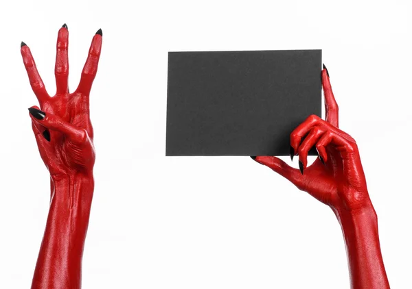 Tema de Halloween: Mão do diabo vermelho com pregos pretos segurando um cartão preto em branco em um fundo branco — Fotografia de Stock