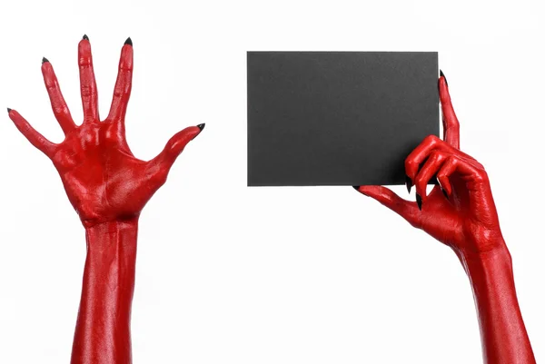 Tema de Halloween: Mano roja del diablo con clavos negros sosteniendo una tarjeta negra en blanco sobre un fondo blanco —  Fotos de Stock