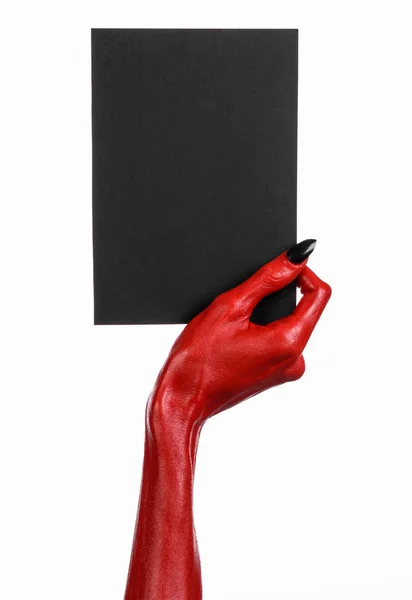 Halloween Tema: kırmızı şeytan el siyah çivi beyaz bir arka plan üzerine boş siyah kart tutan — Stok fotoğraf