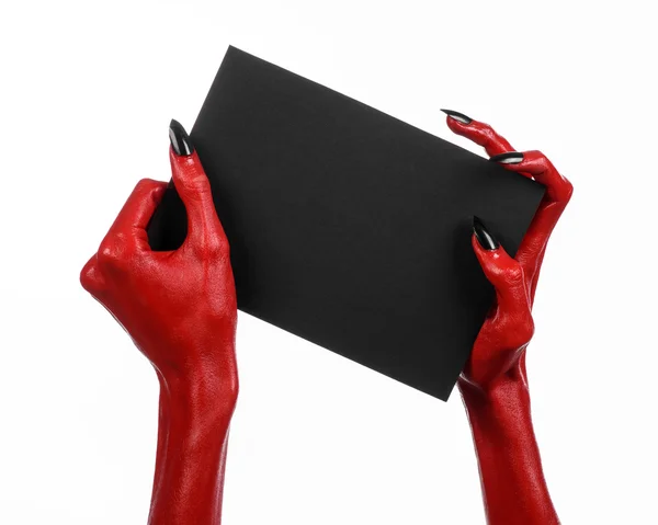 万圣节主题: 黑色与红色魔鬼手钉在白色背景上持有一张空白的黑色卡片 — 图库照片