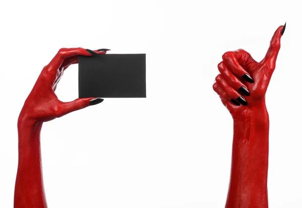 Απόκριες θέμα: κόκκινοι διάβολοι χέρι με μαύρο καρφιά κρατώντας μια κενή μαύρη κάρτα σε λευκό φόντο — Φωτογραφία Αρχείου